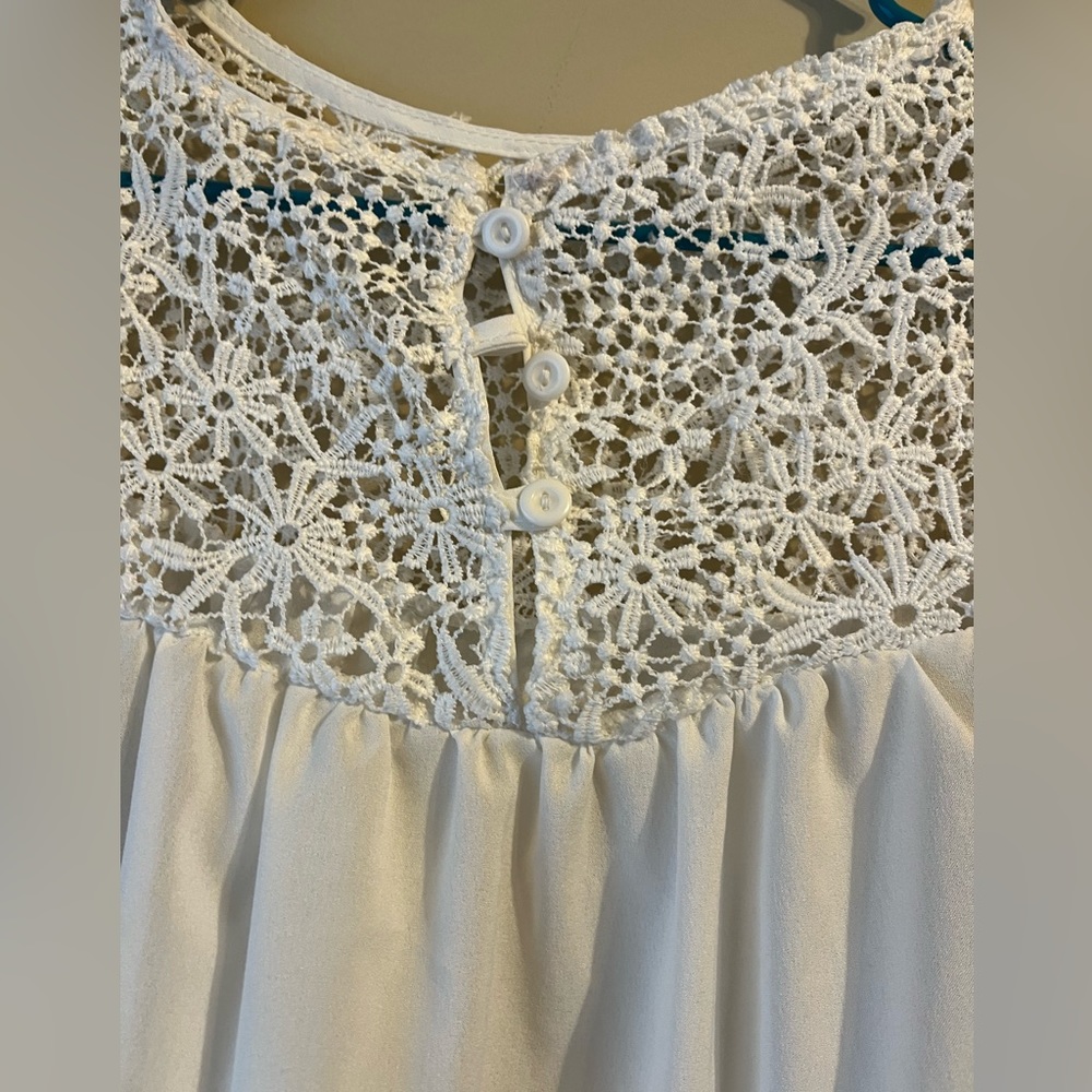 *READ DESCRIPTION* Lace Flowy Blouse - Picture 6 of 6